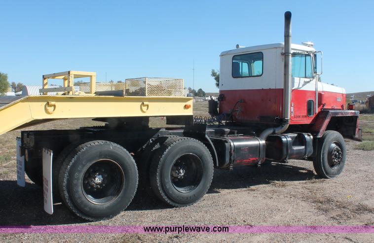 image for item C2868 1982 International Paystar 5000 semi truck