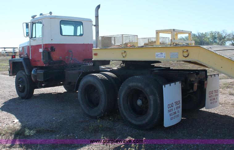 image for item C2868 1982 International Paystar 5000 semi truck