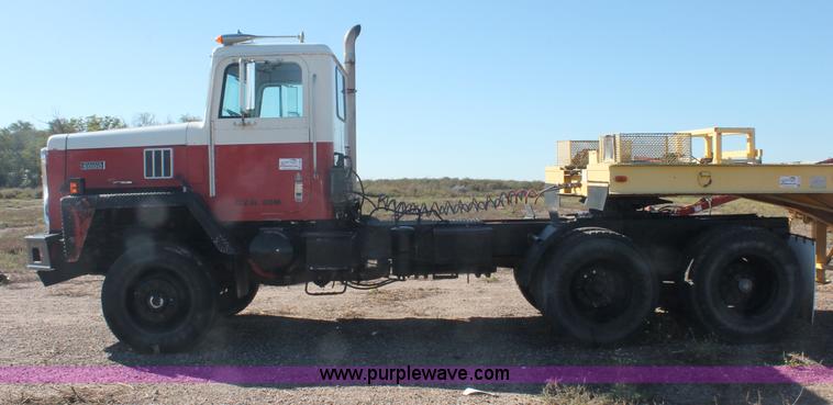 image for item C2868 1982 International Paystar 5000 semi truck