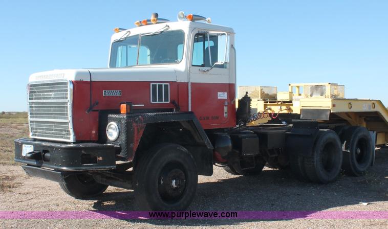 image for item C2868 1982 International Paystar 5000 semi truck