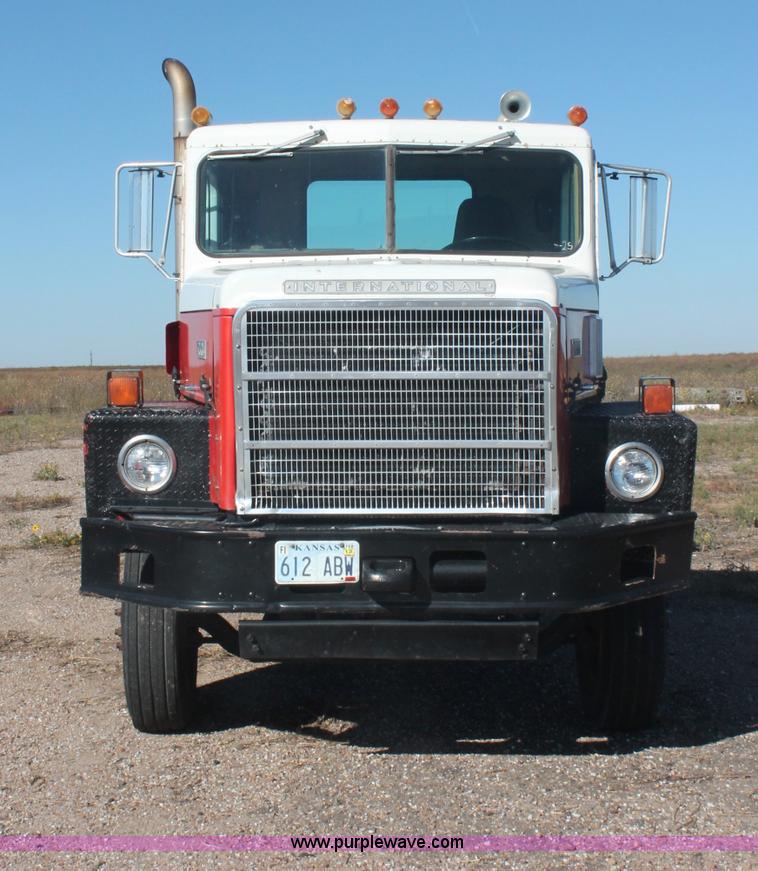 image for item C2868 1982 International Paystar 5000 semi truck