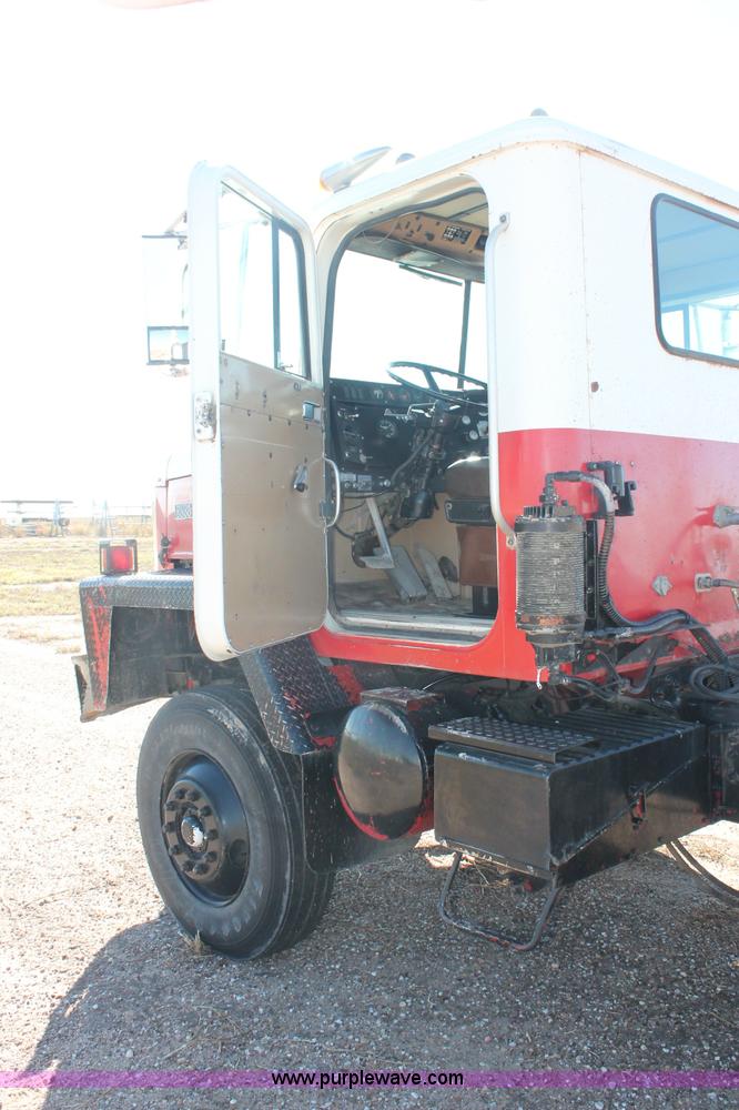 image for item C2868 1982 International Paystar 5000 semi truck