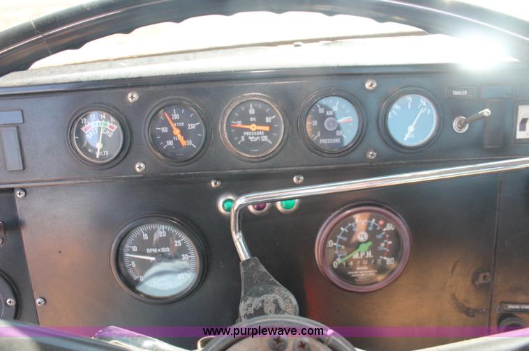 image for item C2868 1982 International Paystar 5000 semi truck