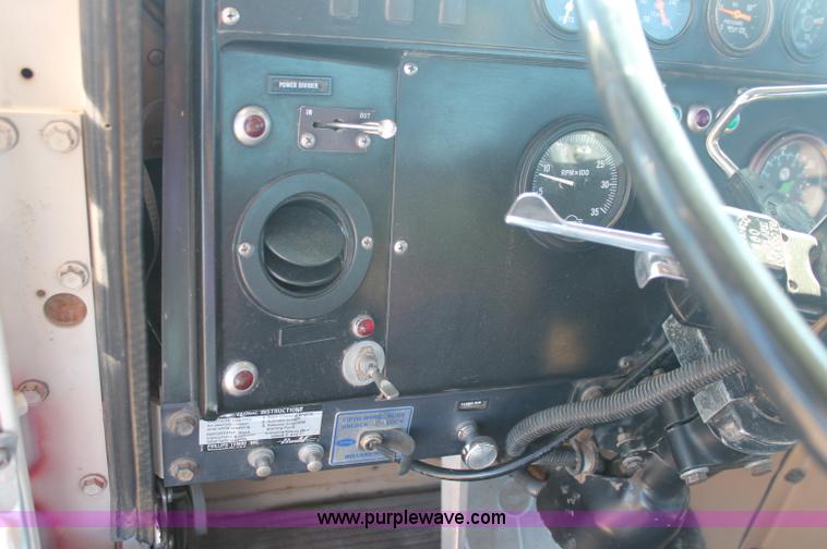 image for item C2868 1982 International Paystar 5000 semi truck