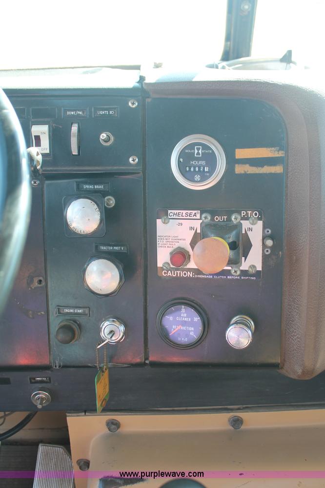 image for item C2868 1982 International Paystar 5000 semi truck