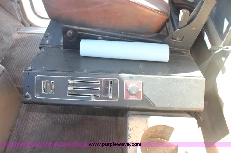 image for item C2868 1982 International Paystar 5000 semi truck