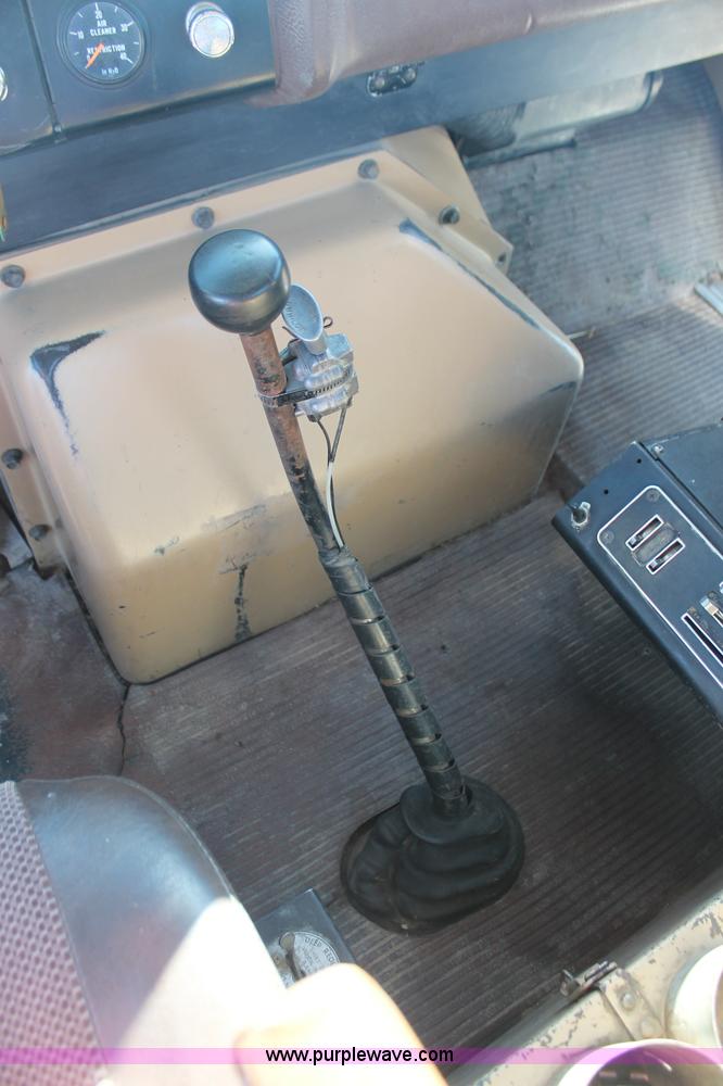 image for item C2868 1982 International Paystar 5000 semi truck