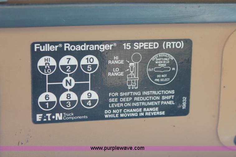 image for item C2868 1982 International Paystar 5000 semi truck