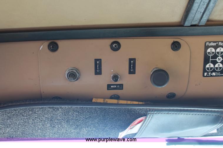 image for item C2868 1982 International Paystar 5000 semi truck