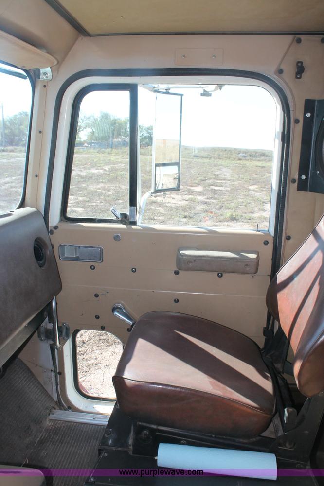 image for item C2868 1982 International Paystar 5000 semi truck