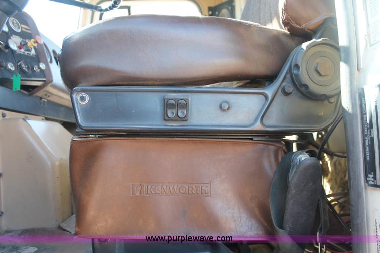 image for item C2868 1982 International Paystar 5000 semi truck