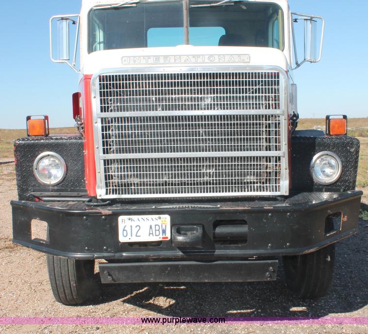 image for item C2868 1982 International Paystar 5000 semi truck