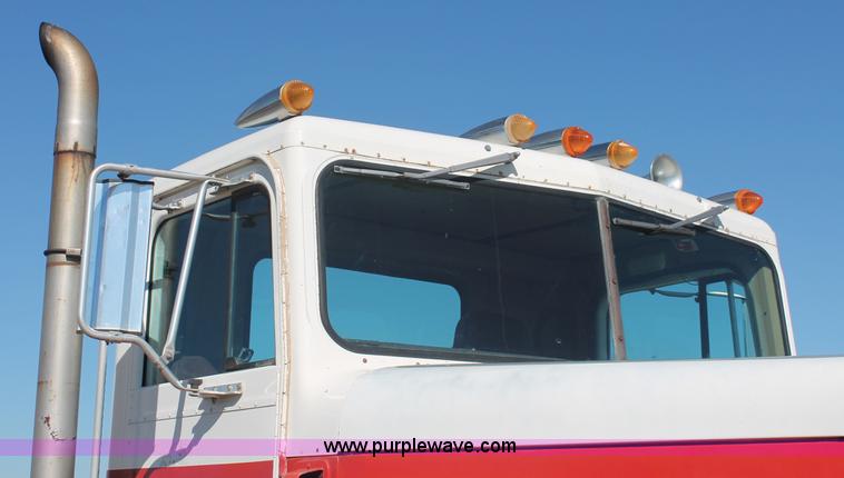 image for item C2868 1982 International Paystar 5000 semi truck