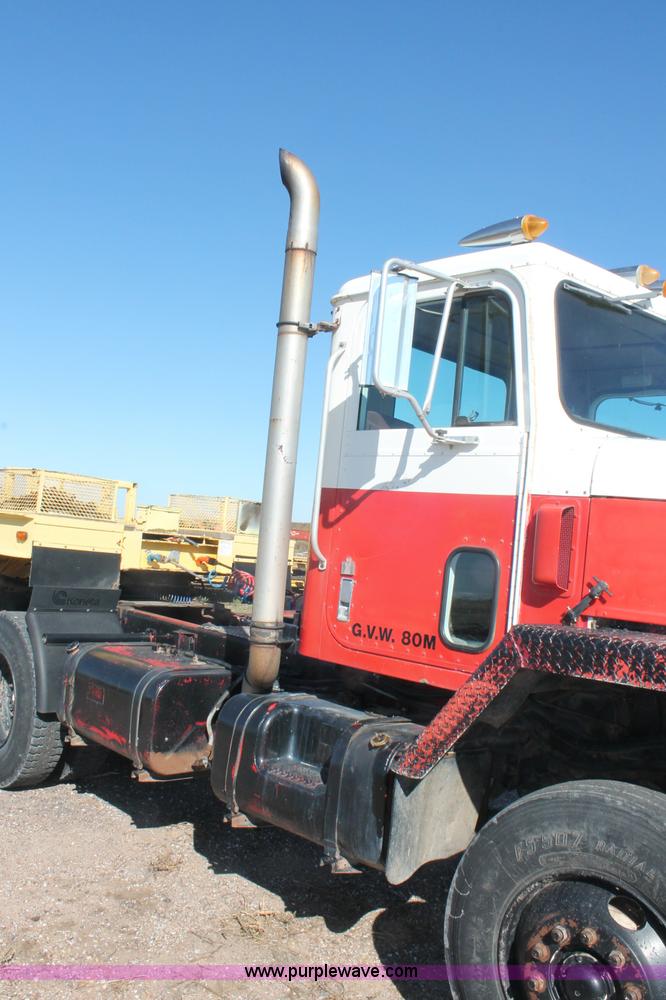 image for item C2868 1982 International Paystar 5000 semi truck