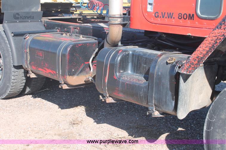 image for item C2868 1982 International Paystar 5000 semi truck