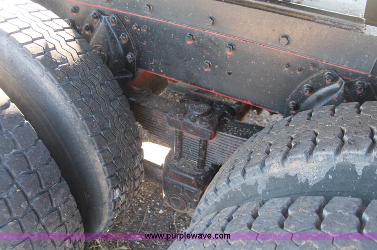 image for item C2868 1982 International Paystar 5000 semi truck