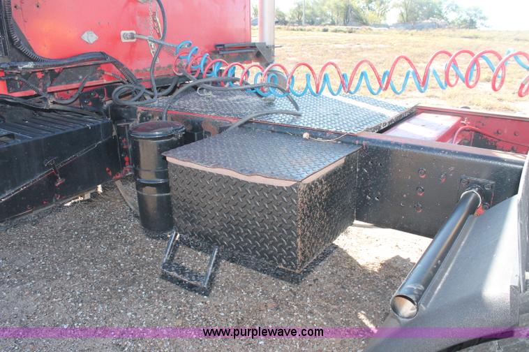 image for item C2868 1982 International Paystar 5000 semi truck