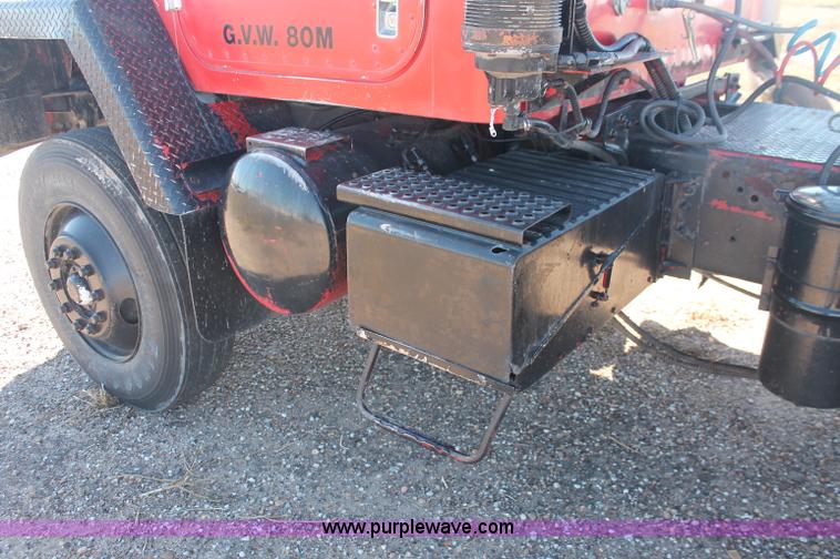 image for item C2868 1982 International Paystar 5000 semi truck