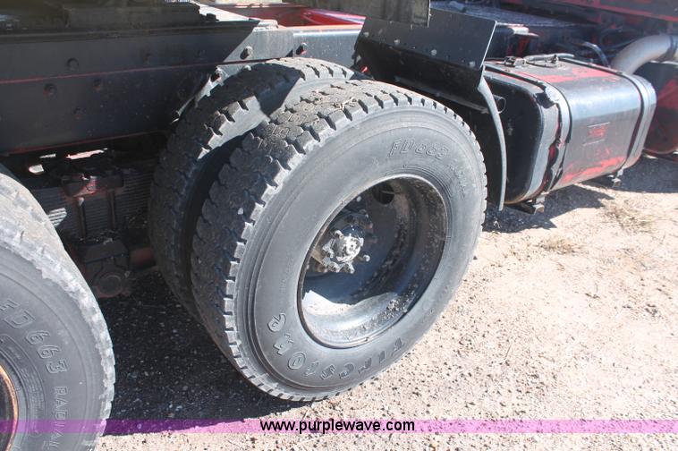 image for item C2868 1982 International Paystar 5000 semi truck