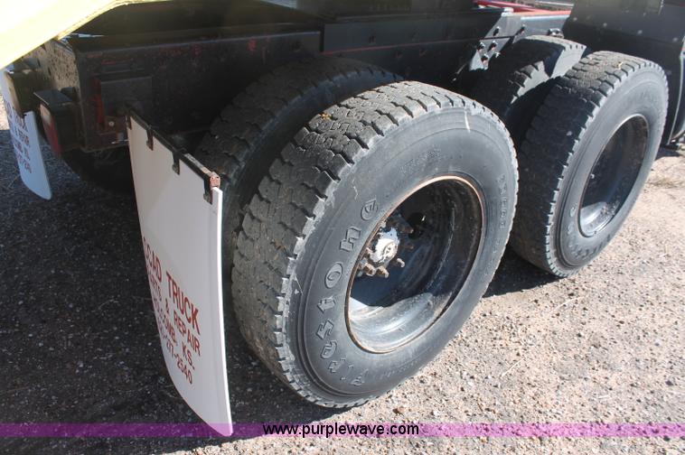 image for item C2868 1982 International Paystar 5000 semi truck