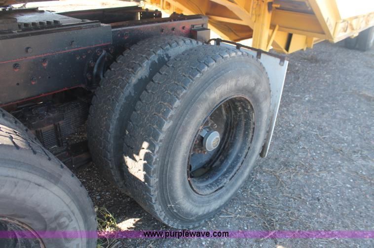 image for item C2868 1982 International Paystar 5000 semi truck