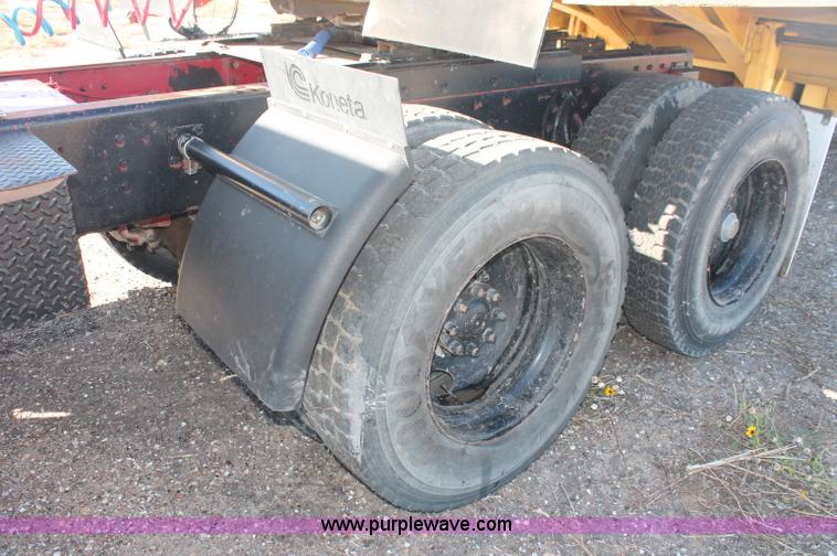 image for item C2868 1982 International Paystar 5000 semi truck