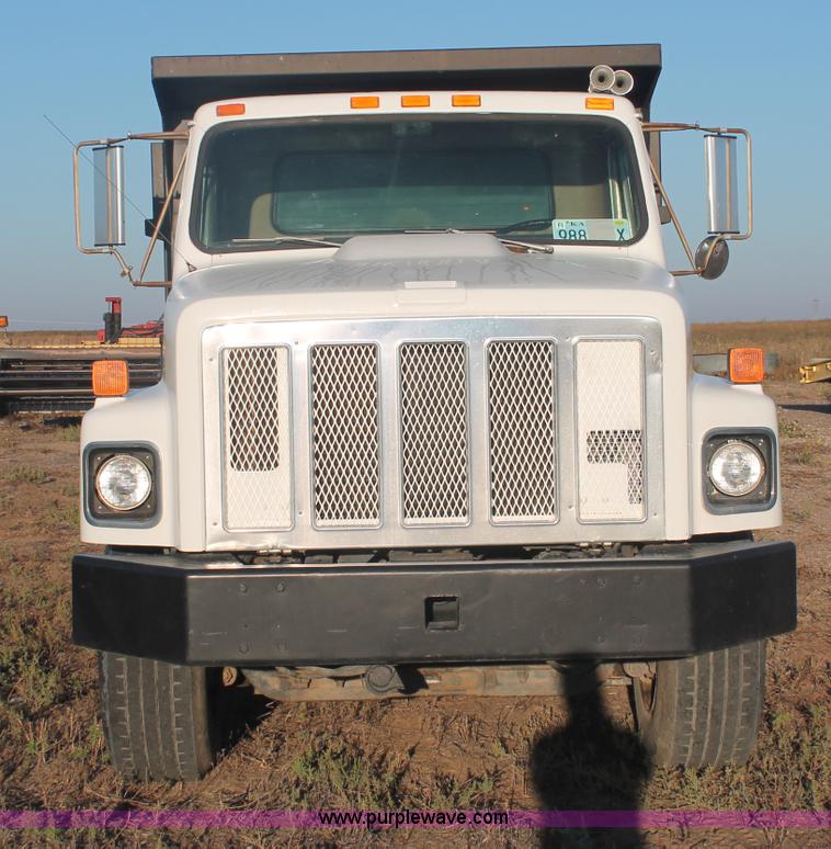 image for item C2877 1981 International S2600 tandem axle dump truck