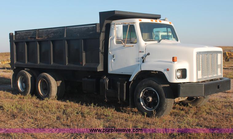 image for item C2877 1981 International S2600 tandem axle dump truck
