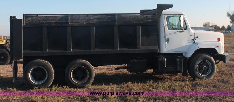 image for item C2877 1981 International S2600 tandem axle dump truck