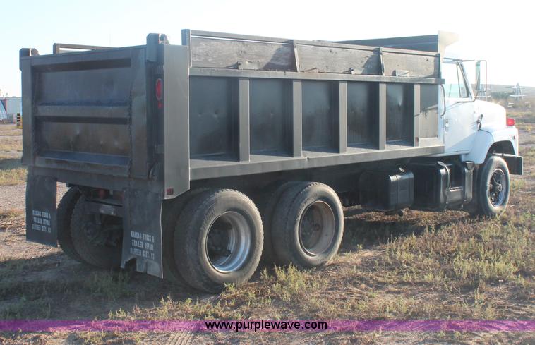 image for item C2877 1981 International S2600 tandem axle dump truck