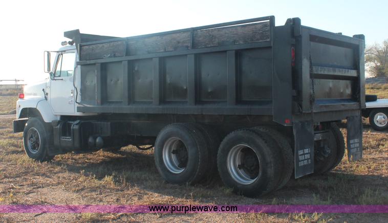 image for item C2877 1981 International S2600 tandem axle dump truck