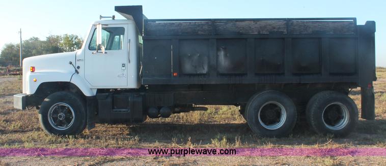 image for item C2877 1981 International S2600 tandem axle dump truck