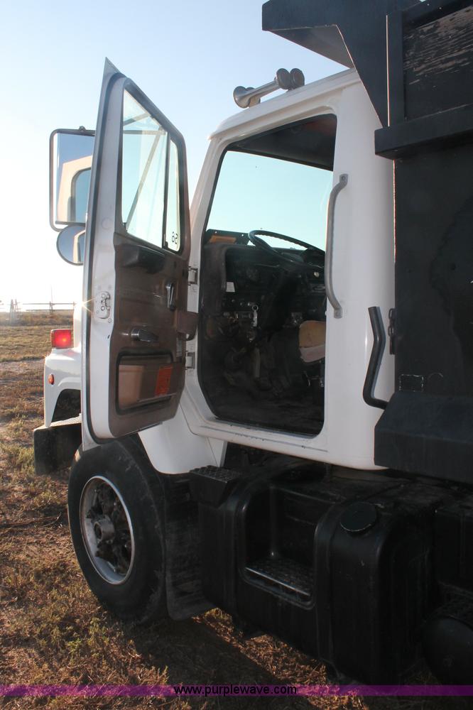 image for item C2877 1981 International S2600 tandem axle dump truck