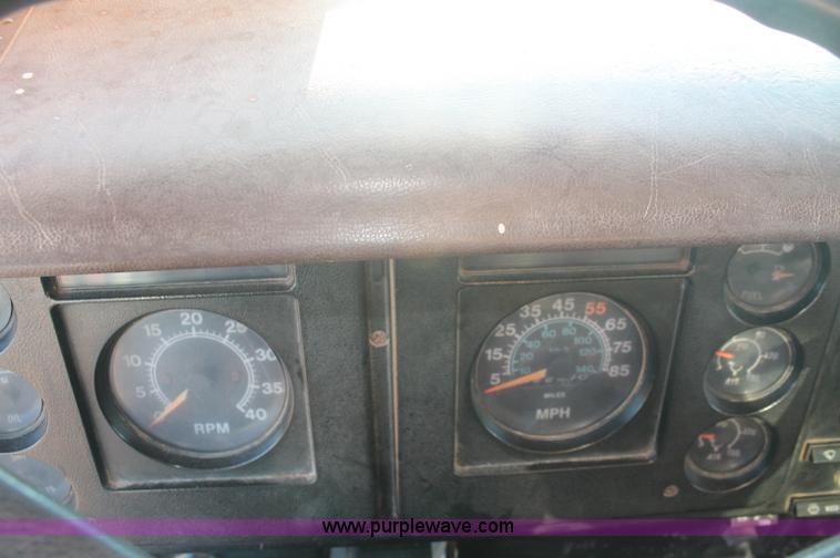 image for item C2877 1981 International S2600 tandem axle dump truck