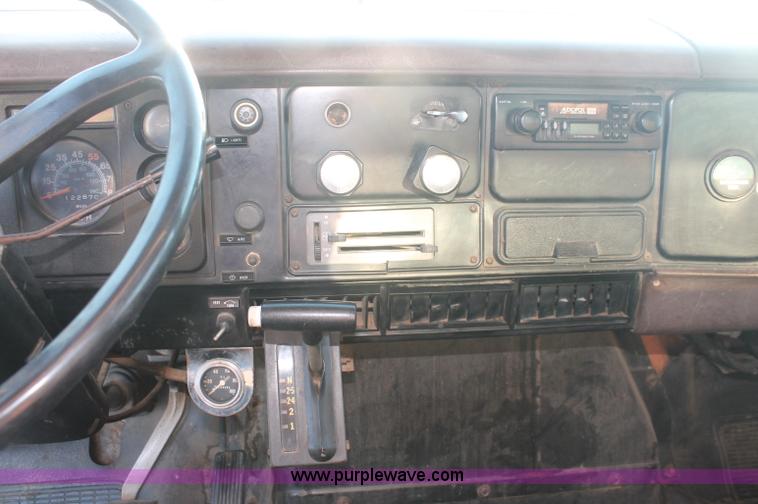 image for item C2877 1981 International S2600 tandem axle dump truck