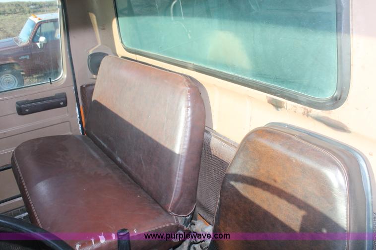 image for item C2877 1981 International S2600 tandem axle dump truck