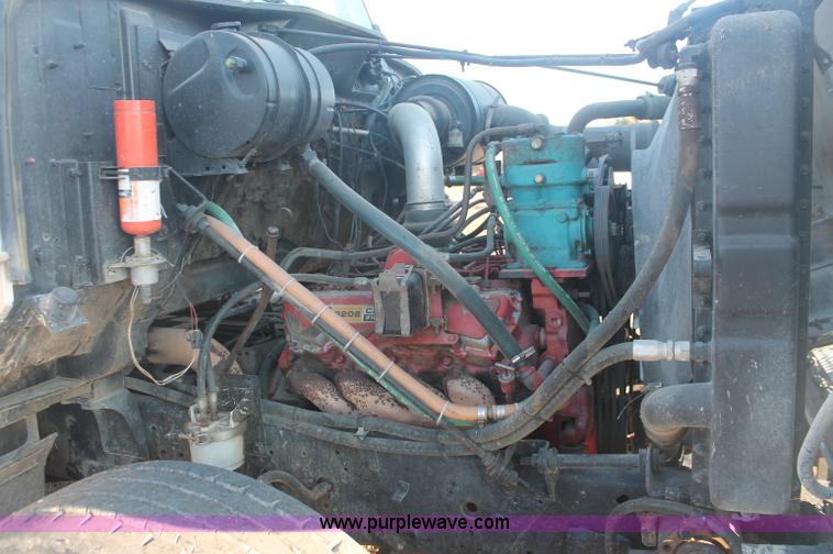 image for item C2877 1981 International S2600 tandem axle dump truck