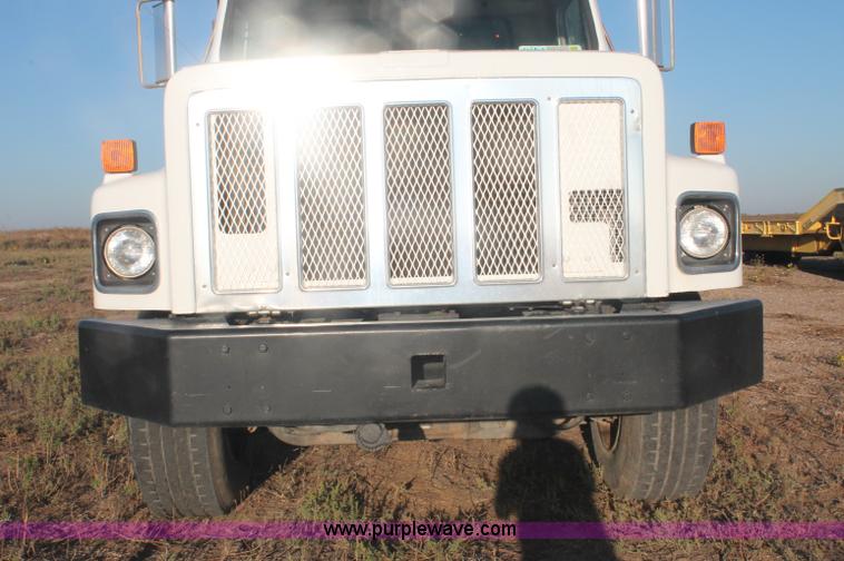 image for item C2877 1981 International S2600 tandem axle dump truck