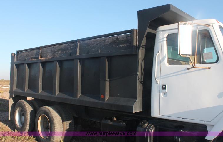 image for item C2877 1981 International S2600 tandem axle dump truck