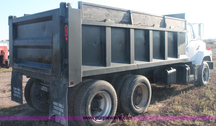 image for item C2877 1981 International S2600 tandem axle dump truck