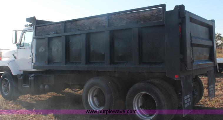 image for item C2877 1981 International S2600 tandem axle dump truck