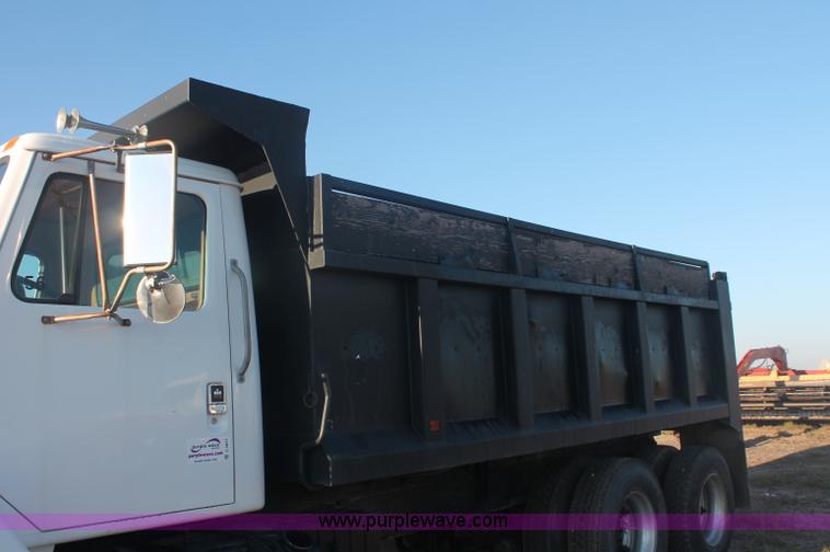 image for item C2877 1981 International S2600 tandem axle dump truck
