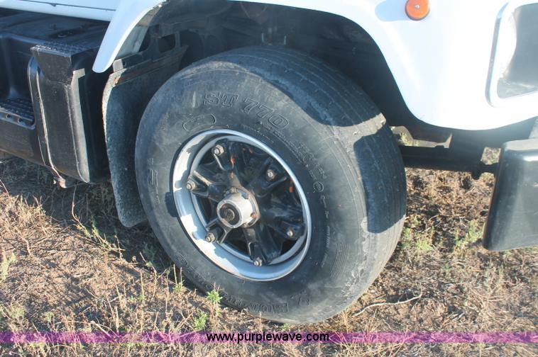 image for item C2877 1981 International S2600 tandem axle dump truck