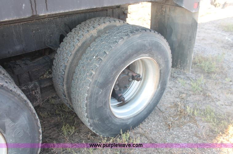 image for item C2877 1981 International S2600 tandem axle dump truck