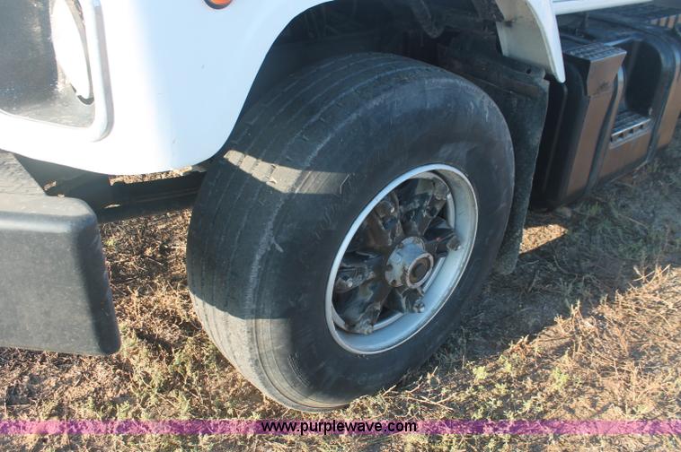 image for item C2877 1981 International S2600 tandem axle dump truck