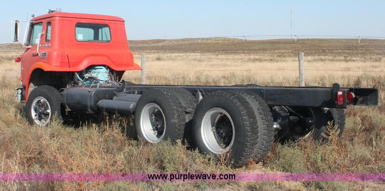 image for item C2896 1981 International Cargostar truck cab and chassis