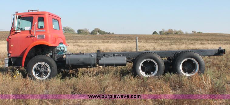 image for item C2896 1981 International Cargostar truck cab and chassis