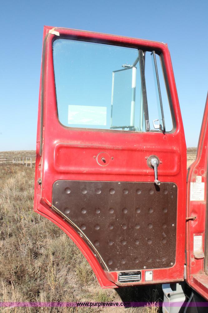 image for item C2896 1981 International Cargostar truck cab and chassis