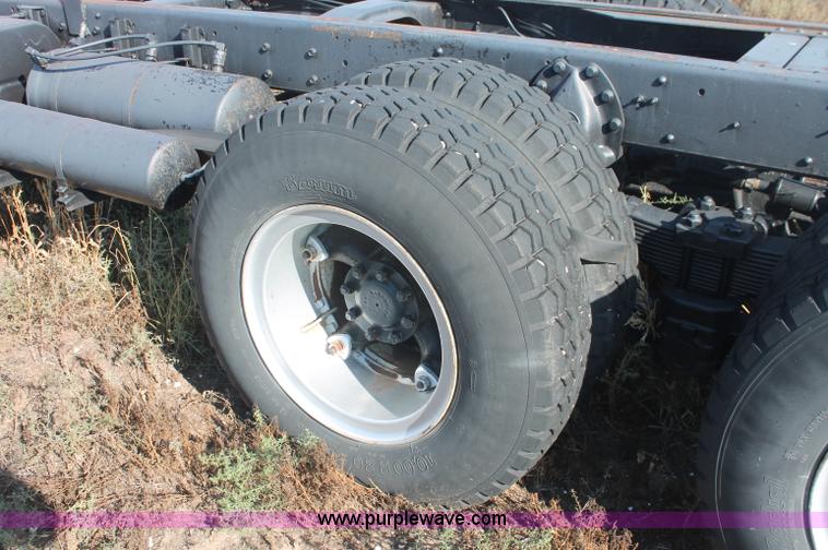 image for item C2896 1981 International Cargostar truck cab and chassis