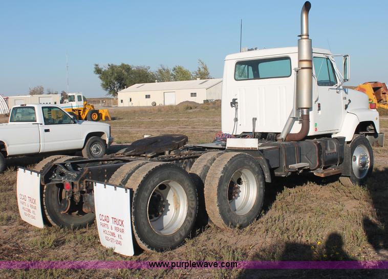 image for item C2902 1986 International S2600 semi truck